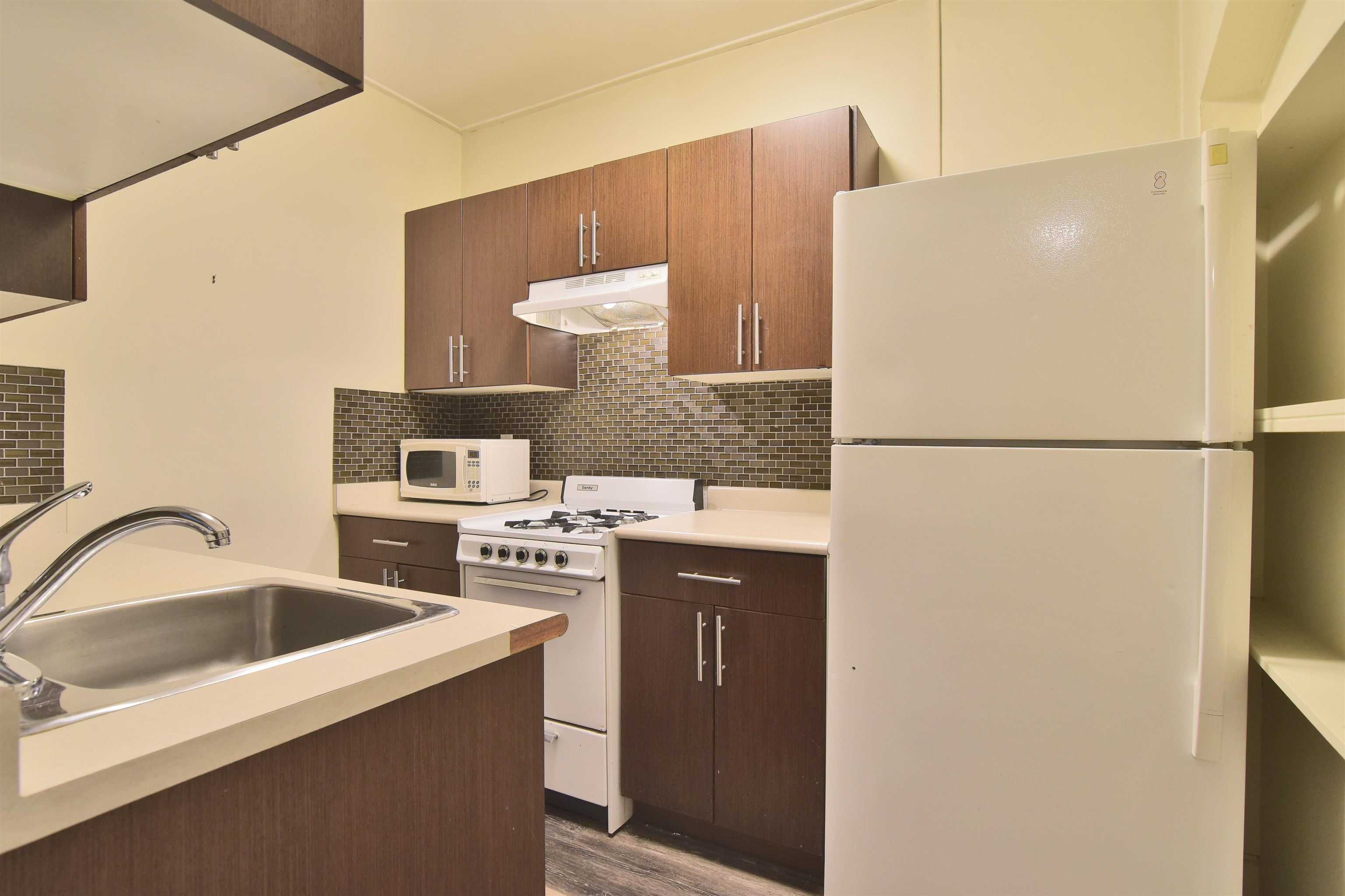 Unit 5 - 935 Jervis Street, Vancouver 4