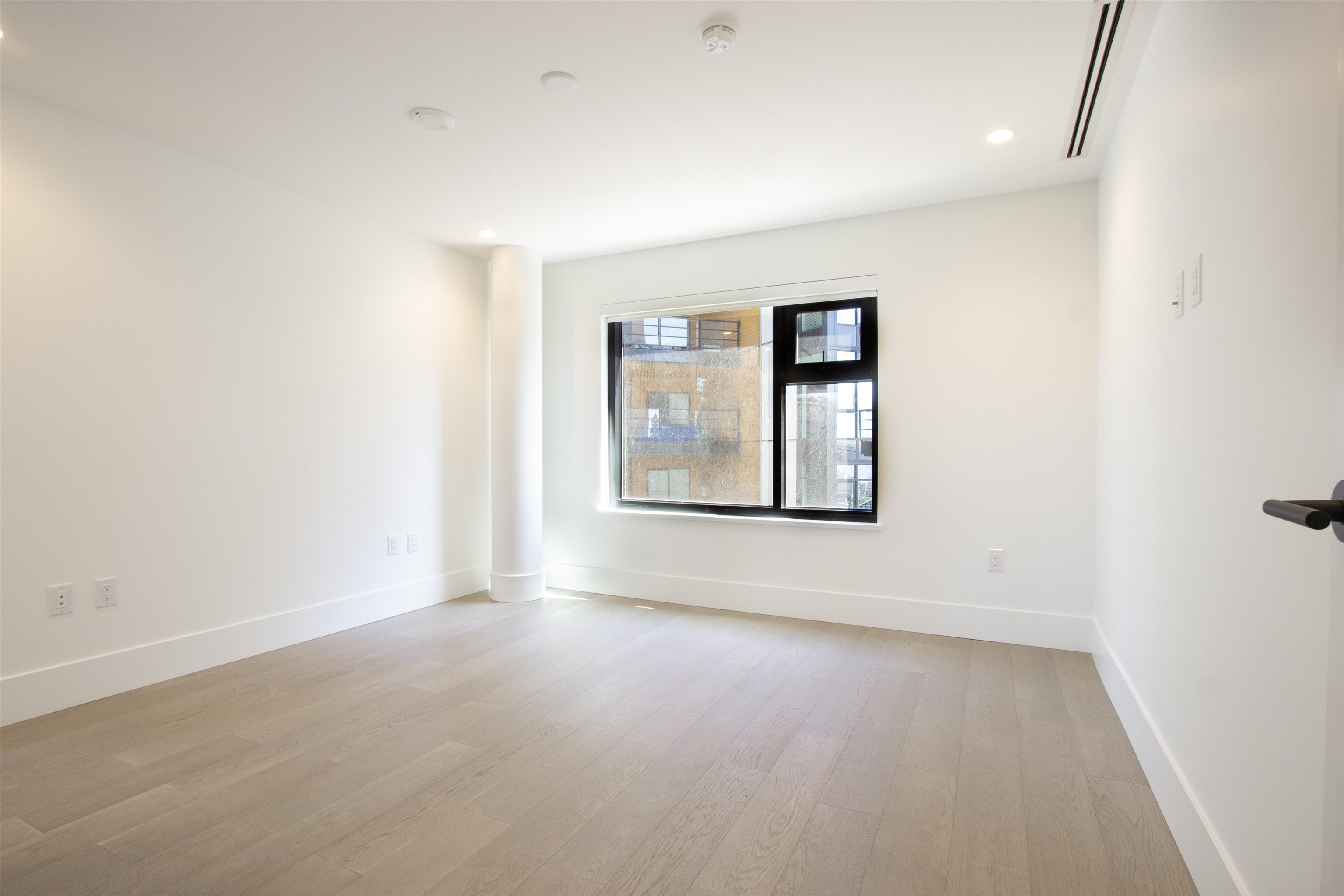 Unit 703 - 14825 Thrift Avenue, Surrey 4